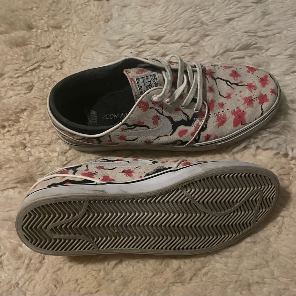 One of a kind Nike athletic shoes mens size 9 - Picture 2 of 7